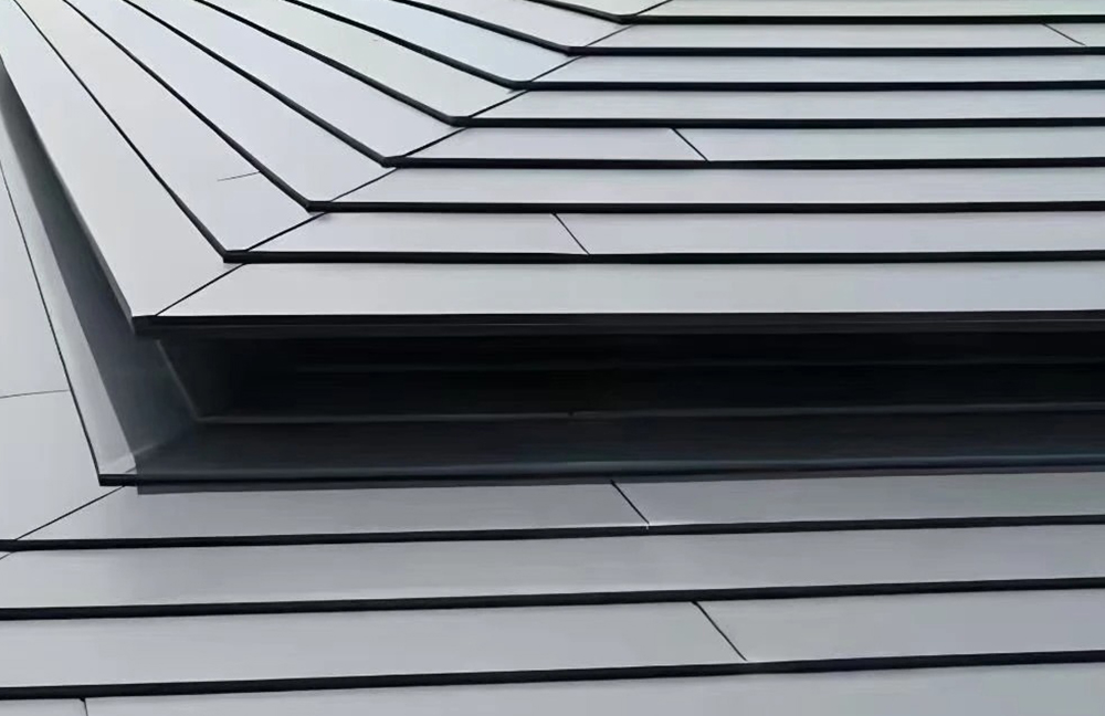  Kovové střešní panely se stojatou drážkou: Průvodce cenou, materiály a instalací